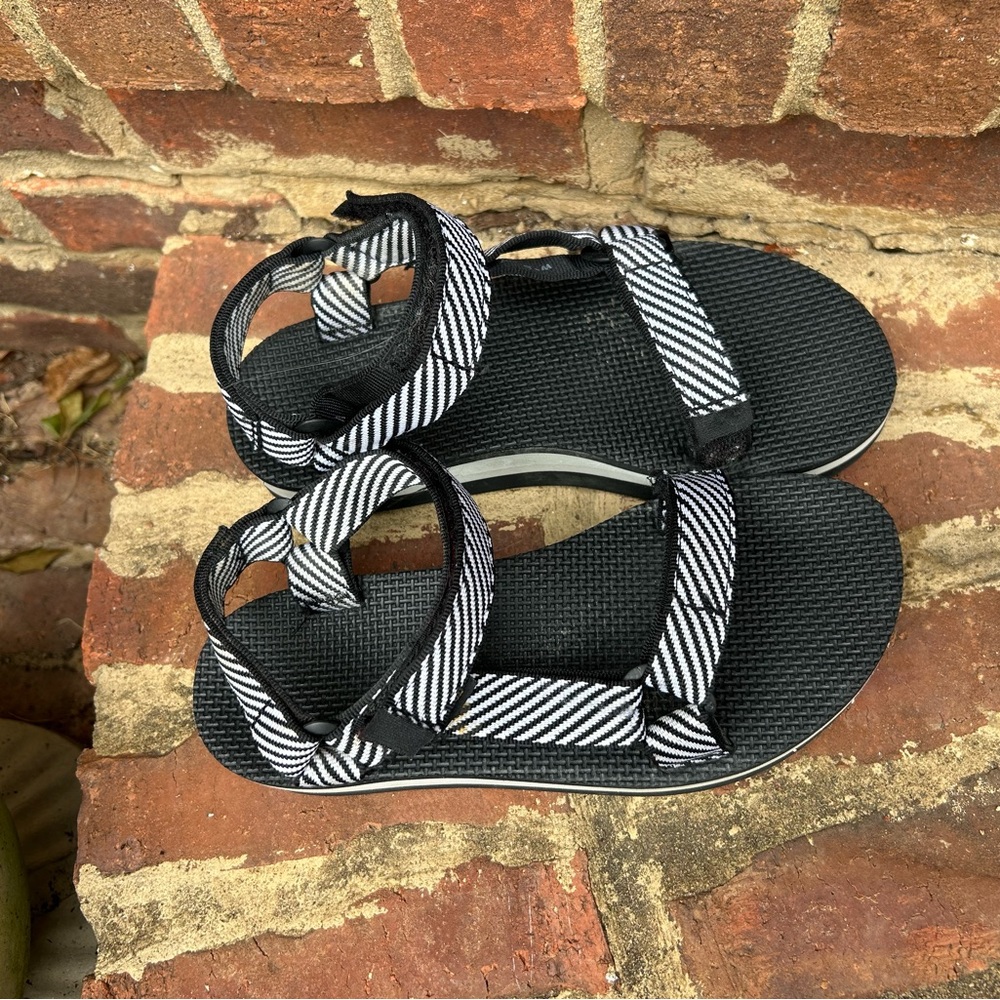 Teva women’s Black and White straps platform sandals - Picture 5 of 9